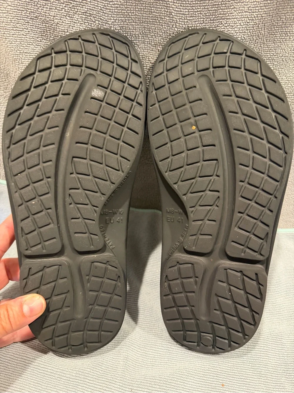 OOFOS Black Men's Recovery Slide Sandals